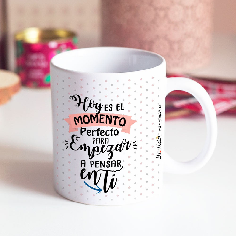Taza positiva "HOY ES EL MOMENTO PERFECTO PARA PENSAR EN TÍ"