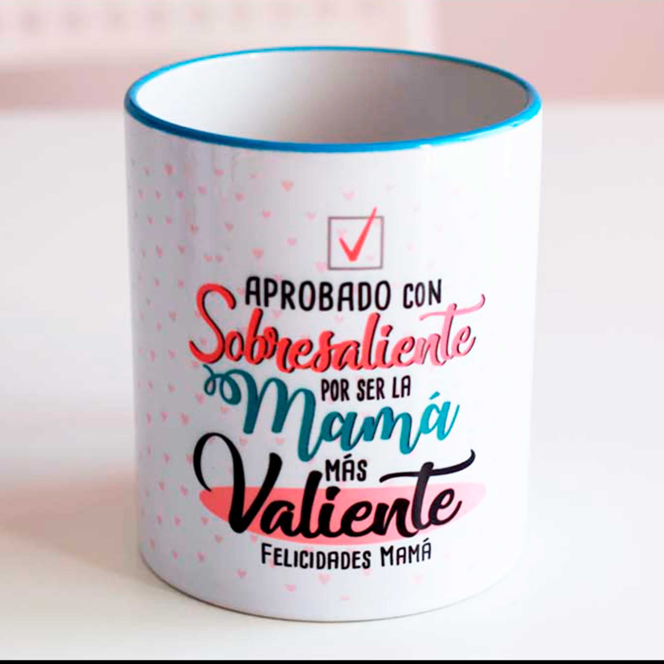 TAZA "APROBADO CON SOBRESALIENTE POR SER LA MAMÁ MAS VALIENTE"